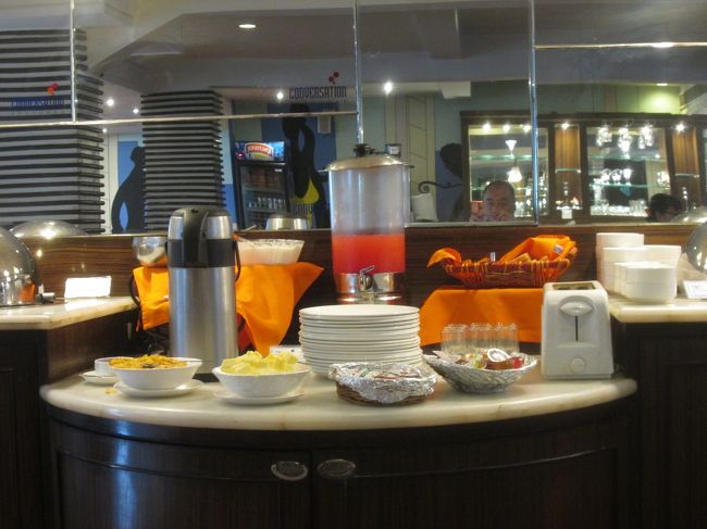 ザ・ウォールストリートのレストラン、ビュッヘ形式でそこそこの料理がありました、スイカジュースが美味しかったです