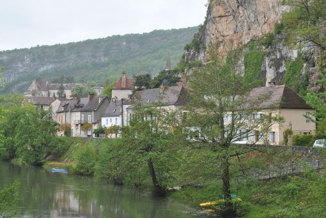 川沿いのドライブは景色が素晴らしかったです。<br /><br />カーナビの代わりにグーグルマップで現在地を確認しながら走っています。<br />ロカマドゥールまでの道のりは気がつくと方角違いの道を走っていたり<br />二人とも適当なのでずいぶん回り道をしました。<br /><br />