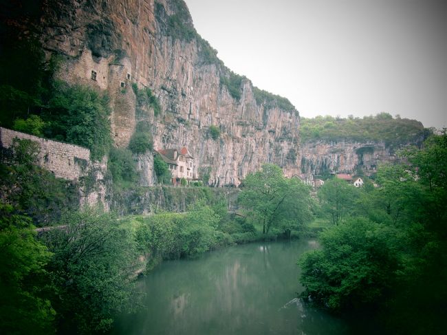 この崖、、、　住むにはちょっと怖いかな。<br />