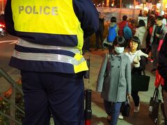 象山駅出口に出ると、警察官の姿は1人だけ。
昨年の香港年末カウントダウンは、厳戒態勢で繁華街は警官の制服姿が溢れていて色んな場所が規制されていたけど、台北は…なんだかユルイ。
（このユルさは結局変わらなくて帰路、同じ場所に戻ったときも警察官1人で人混みを対応していた）