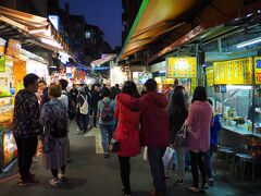 師大夜市。
国立師範大学が近い学生街にある夜市で、規模は小さ目なものの洋服やアクセサリーのお店が豊富なのが特徴。
電脳街で見つからなかったHuaweiの取り扱いはやっぱり無かったけど、さすが学生街♪見たことがない種類も豊富で、夫のサブスマホASUS ZenFone 5と私のiPhone6 plusの可愛いカバーを購入することが出来た。
