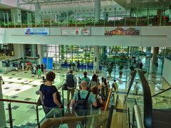 バンコクから1時間ちょっとでヤンゴン国際空港に到着。
入国審査へと向かいます。