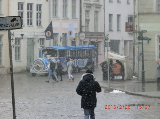 市内観光バス。<br />雪が降り続く。