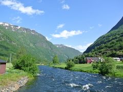 フロムへ行く前の最初の寄り道。
ボルグン(borgund)という小さな村へ。