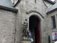 Grand Rueの脇にある階段を上るとサン・ピエール教会の入り口がありました。入り口の脇にはジャンヌ・ダルクの像が建っていました。