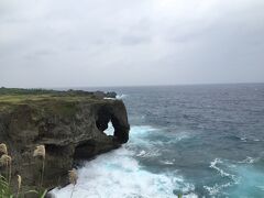 ホテルをチェックアウト後、レンタカーで万座毛へ。
今にも雨が降り出しそうな天気で風がきついので、早々と退散しました。
