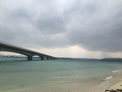 古宇利大橋まできましたが、相変わらず天気が悪い。