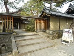 妙心寺霊雲院．庫裏の西側に建つ塔頭寺院．京の冬の旅対象箇所．
創建は1526年．龍泉派・東海派・聖澤派とともに妙心寺四派と呼ばれる霊雲派の本庵．
龍泉派の龍泉庵と聖澤派の聖澤院は2014年，東海派の東海庵は2013年の京の冬の旅で公開されていた．2013年は行けなかった．