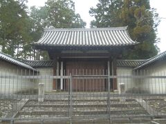 大徳寺梶井門．かつては大原三千院にあった．
三千院は門跡寺院で梶井門跡とか梶井御所と呼ばれていたことから梶井門と呼ばれていると思われる．
通常開いていない．