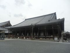 本願寺本堂(阿弥陀堂)．
本尊の阿弥陀如来を安置する．
1760年建造，木造一重，入母屋造，背面すがる破風付葺おろし，向拝三間付，本瓦葺，国宝．