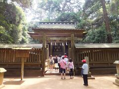 神社には裏手から入ったのでまずは奥宮から参拝する形になりました。
1605年に建てられた社殿で元々の本宮だったのがこちらに移転してきたとのこと。