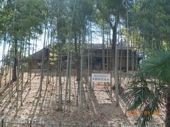 宝登山神社の大きな鳥居をくぐり、参道から見えるこの「旧新井家住宅」。
すごく気になっていたので、寄ってみることにしました。