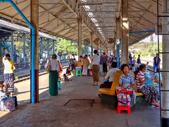 ヤンゴン中央駅7番ホームで、8時35分発の環状線の列車を待ちます。