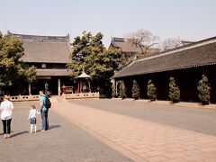 【 上海文廟　Shanghai Confucian Temple, Wen Miao 】

元代の1294年に創建され、1855年に現在の地に移された孔子廟。上海市文物保護単位。毎週日曜日には、ここで古本市が開かれます。
http://www.confuciantemple.com/
写真は、文廟の大成殿（左奥）と東廡殿（右）。廡殿は「ぶでん」と読み、日本の寄棟造のことだそうです。