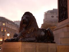 ライオン像のまわりは工事中でした。