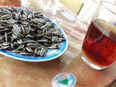 ローカルのお供といえばこれ、ヒマワリの種。
食べ方とんがった方を噛みます。すると殻が４分割され中身が出てきます。
なれると見ずに片手で食べれます。
おいしい！