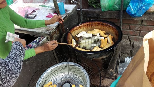 あげパン？三個５０００ドンくらい？