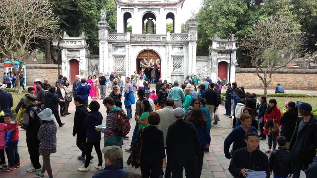 歩いて文廟へ行ってみます。