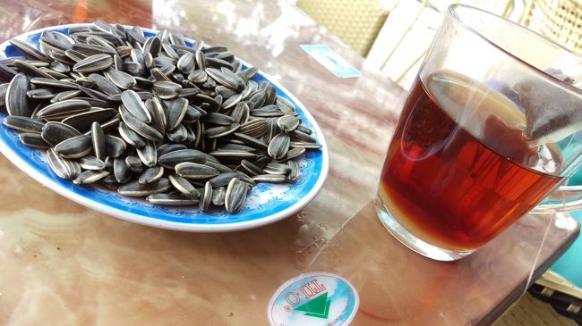 ローカルのお供といえばこれ、ヒマワリの種。<br />食べ方とんがった方を噛みます。すると殻が４分割され中身が出てきます。<br />なれると見ずに片手で食べれます。<br />おいしい！