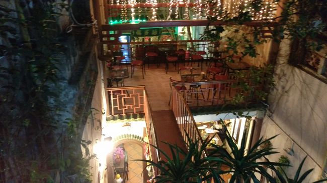 ２階、３階、４階があります。がみんな４階の屋上にいます。