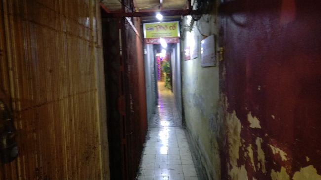 いりくんだ中にあります。