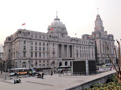 【旧香港上海銀行上海支店ビル（匯豐銀行大樓, HSBC Building）】
1923年完成の壮大な新古典主義建築。当時は、「スエズ運河からベーリング海峡に至る地域における最もラグジュアリーな建築」と呼ばれたそうです。
ドームの基部には、ギリシャ神殿を模したペディメント（三角形の切妻壁、破風）が見え、建物中央部分には、イオニア式の6本の円柱が並びます。
住所は、中山東一路10〜12號。
現況は、上海浦東發展銀行。
全国重点文物保護単位。