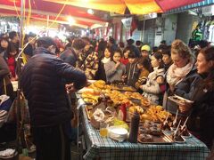 ナイトマーケットを散歩。
いろいろな店があるけどローカル向け
店がほとんどです。こういうのはタイのほうが面白いと思います。