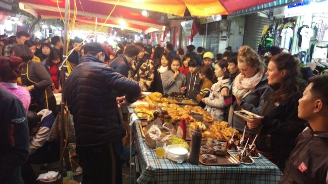 ナイトマーケットを散歩。<br />いろいろな店があるけどローカル向け<br />店がほとんどです。こういうのはタイのほうが面白いと思います。