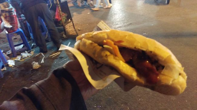 焼き鳥３本をパンに挟んで食べます。５万ドン。なかなかいけます。