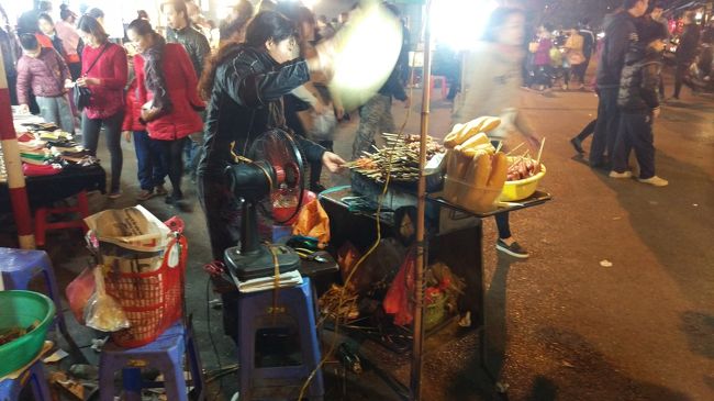 焼き鳥のいいにおいがします。