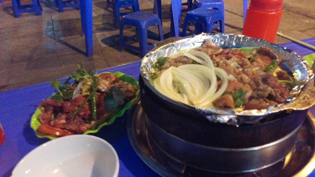 お肉を２種類チョイス。豚と鳥にしました。<br />バターを鉄板に塗って、特製のたれでいただきます。<br />たれは微妙だがそこそこうまい！メニュウ通りの１０万ドンでした。<br />ぼったくりはなかったが価格がないところはやめておいた方がいいと思います。<br />ここの場所は旧市街のバーガーキングの正面です。