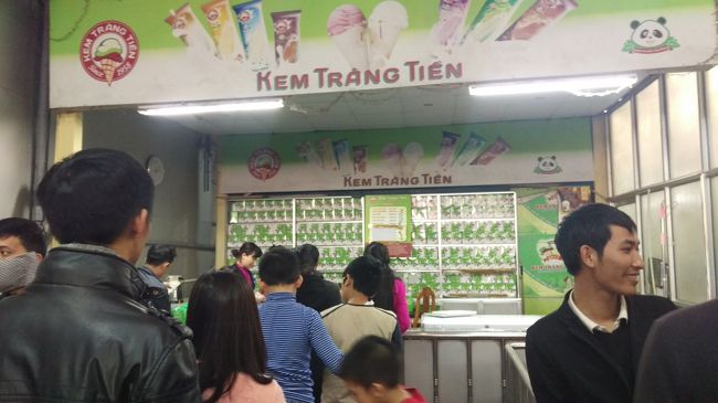 ホアンキエム南東にある有名アイスクリームショップ。屋内駐車場のようなばしょに３店舗あります。バータイプ、ソフトクリームタイプ、アイスクリームタイプ。