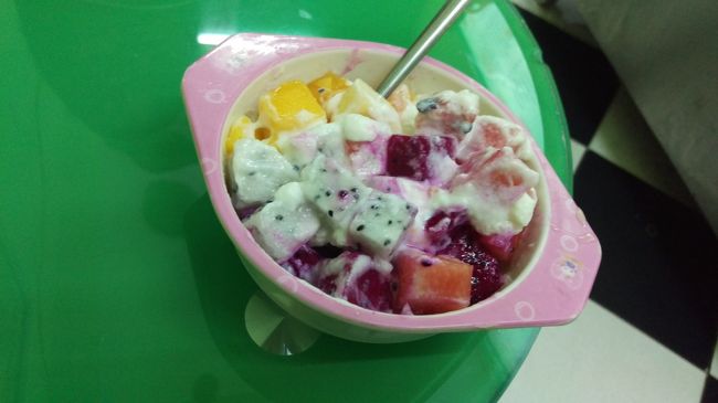 ミックスフルーツにヨーグルトをぶっかけていただきます。<br />ん〜〜さすがフレッシュフルーツ！うまい！