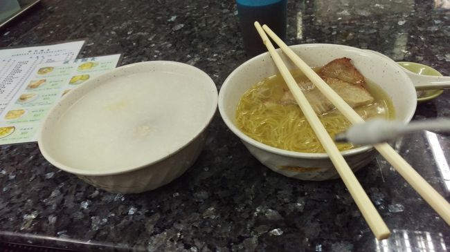 マカオの朝食。おかゆとラーメンで６００円。高！