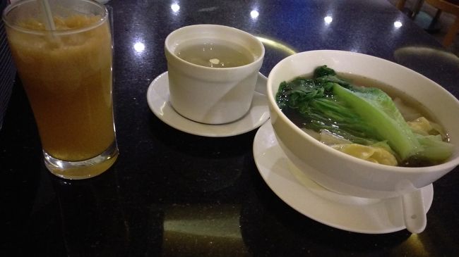 ラーメンははずれです。ジュースはすべて生絞りでうまい！フルーツもあります。<br />なぜか全員従業員はベトナム人。親切丁寧、会計はカードで最初の値段通りでぼったくり、追加料金は一切なかった！これでこの価格はありえない！<br />