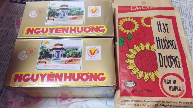 お土産。茶菓子とヒマワリ。