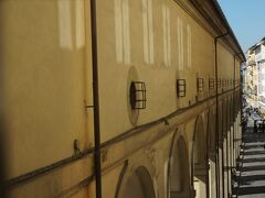 ヴァザーリの回廊に足を踏み入れます。窓の外からフィレンツェを見るという経験はかねてからの思いでした。