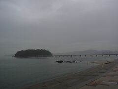 海岸に出たら右方向に竹島が見えました。
雨にけむっています。