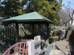 　水門川に沿って反時計回りに進むと、八幡神社があり、境内には名水がわき出ている。