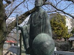 　長旅を終えて、大垣に到着したところかなあ。
　奥の細道を見ると、「駒に助けられて大垣まで来た」とあるから、馬に乗ってきたのだろうか。

　ということは、船に乗って伊勢に旅立つとき、大垣に別れを告げるかのようにして立っているところかなあ。

　ちゃんと説明を見てくればいいのに、無精をするからかってに妄想するしかない。