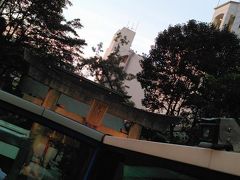 　座席が高いので、信号にも木の枝にも、手が届きそうです。
「おくしださん」と呼ばれる「櫛田神社」の前です。