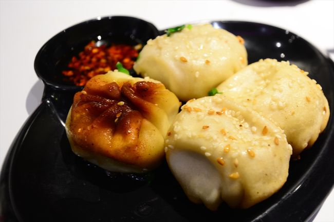 4つで8元。<br /><br />なんだろう、本店でいつも食べていたのとはちょっと違います。皮が薄くなって、あまり脂っこくなくなった？？？