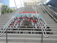 東京駅の階段ウルトラマンたち