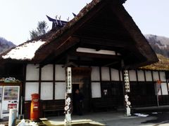 湯野上温泉駅に到着です。
屋根の上に雪が少ない〜残念〜