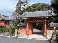 東首塚

　駅から歩いてすぐにゆけるところに、東首塚。

　戦国武将にとって、手柄を上げて褒賞をもらったり出世することがすべてなんだろうと想像します。
　ただ生き残るため、という人もいたろうか。

　いずれにせよ手柄を立てたかどうかは、死活問題。
　だれがどんな働きをしたかをしっかりチェックするシステムができあがっていたようで、戦国時代もかなりビジネスライク。

　生首は、大事な手柄の証拠だからしっかり持ち帰って化粧を施してさも立派な武将であるがごとく仕立て上げたとか。
　その役割を担ったのはおもに女性であるように聞いてます。

　看護士も女性が多いし……、てきぱき首を処理していったのかなあ。