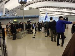 2月29日（月）1日目

関西空港の出国審査場へ。
信じられないほどの長蛇の列に！
北と南の行列が繋がってる。。。
これからは早めに来なくては。
