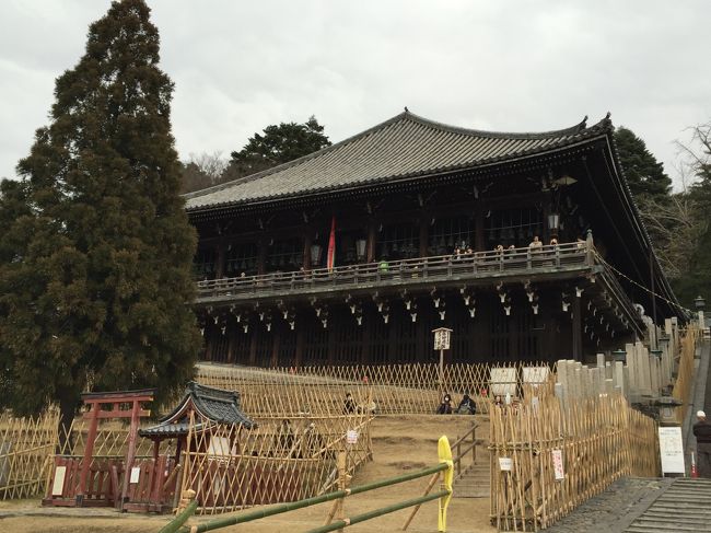 本堂へお参りに行きます。