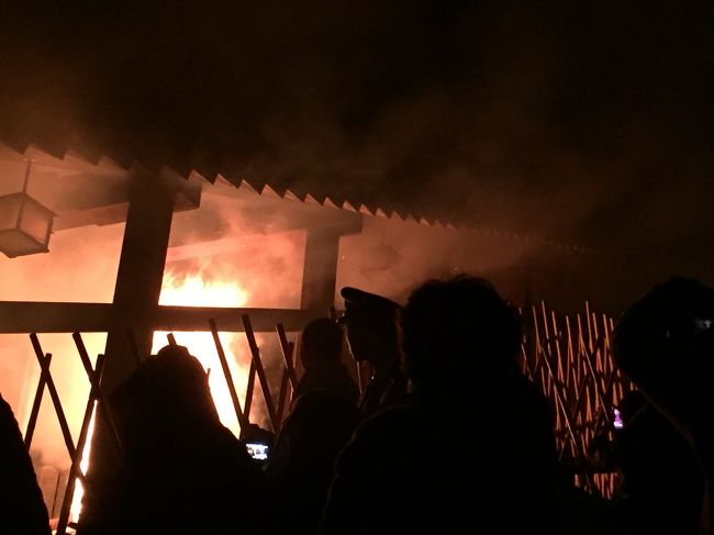 19時から松明があがります。本日は10本です。