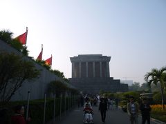 2015元旦
初詣の代わりにホーチミン廟でホー・チミンさんにお会いしました。
厳重な警備の中、多くの人が列に並んでいました。
カメラは入口で預け、出口で受け取るシステムでした。
遺体は旧ソ連の技術により保存されているらしく、眠っているようにも見えました。
合掌。。
