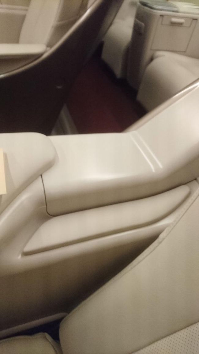 また、右肘が置ける小さなスペースもありました。<br />細かな気配りですね。